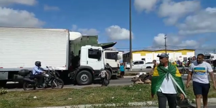 Tropa de choque da PRF libera BR 101 em Parnamirim