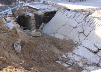 Estrutura de bueiro cede com caminhão em Mossoró