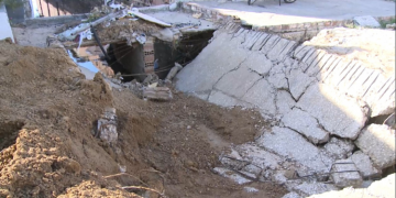 Estrutura de bueiro cede com caminhão em Mossoró