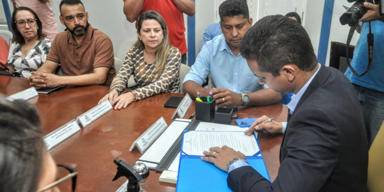 Prefeitura assina decreto que regulamenta lei que proíbe fogos ruidosos em Mossoró