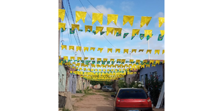 Contagem regressiva: Mossoroenses enfeitam rua para a Copa do Mundo