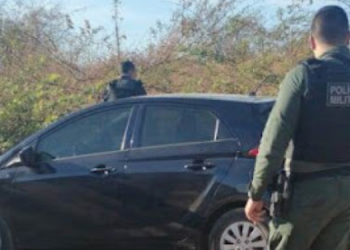 PM recupera carro roubado em praia do Ceará em Mossoró