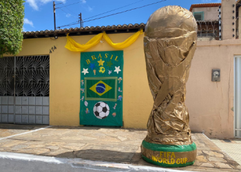 Mossoroenses fazem taça gigante da Copa do Mundo