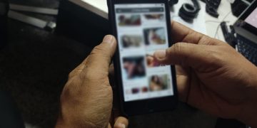 Homem ameaça divulgar fotos íntimas de ex-namorada; polícia investiga