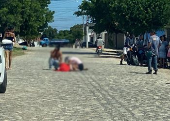 Jovem é assassinado a tiros no meio da rua em Mossoró    