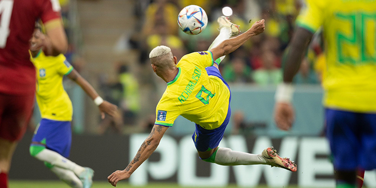 Com gols de Richarlison, Brasil estreia bem na Copa e bate Sérvia por 2 a 0