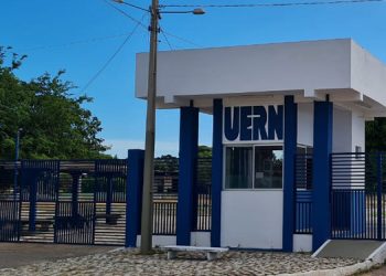 Comitê de universidade volta a recomendar uso de máscaras em ambientes fechados