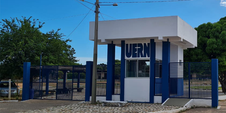 Comitê de universidade volta a recomendar uso de máscaras em ambientes fechados