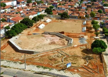 Prefeito fala em novo prazo para entrega da Praça do Basquete