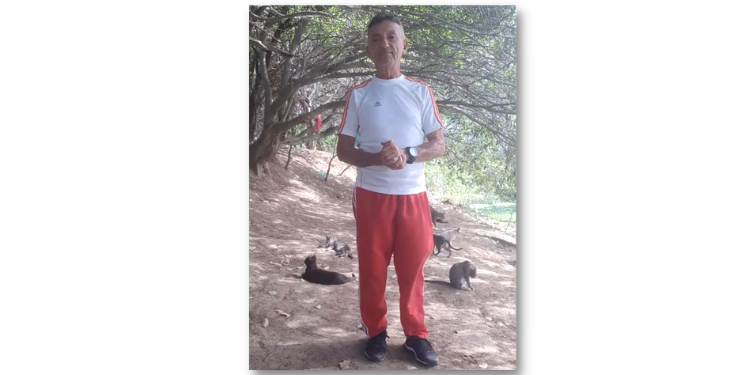 Homem de 62 anos caminha 8 km por dia para alimentar animais abandonados em Apodi