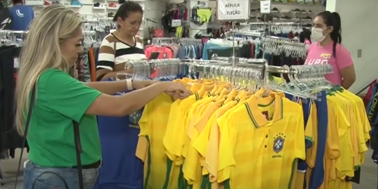 Venda de camisas da Seleção movimenta comércio