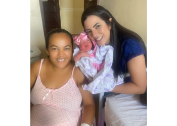 Mãe homenageia médica colocando o mesmo nome na filha após gestação de risco