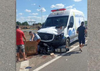 Acidente envolvendo ambulância deixa duas pessoas feridas em Apodi