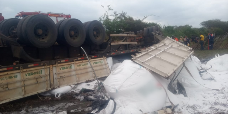 Motorista fica ferido em acidente com carreta carregada de sal