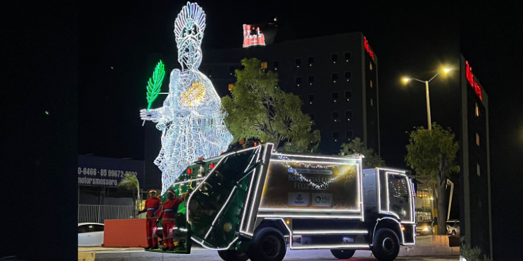 Caminhão de lixo decorado para o Natal impressiona internautas em Mossoró
