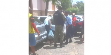 Homem que deixou cachorro trancado em carro é preso