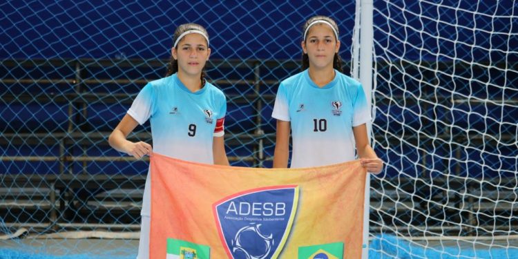 Destaques no JEBs, gêmeas jogadoras de futsal passam por avaliação em clubes paulistas
