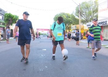 Zé das embaixadinhas participa da 15ª Corrida de Santa Luzia