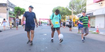 Zé das embaixadinhas participa da 15ª Corrida de Santa Luzia