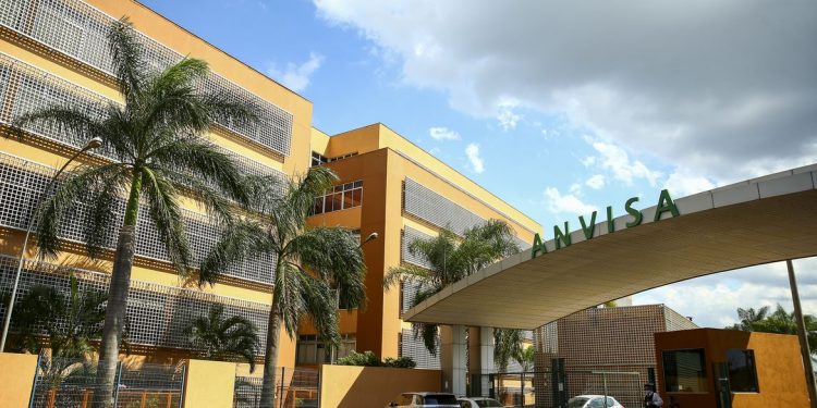 Anvisa anuncia restrição e recolhimento de pomadas capilares