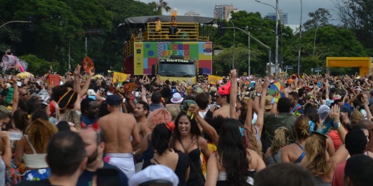 Organizadores de eventos carnavalescos precisam ficar atentos aos prazos para solicitar energia provisória