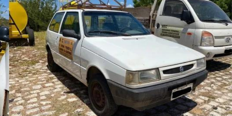 Ufersa realiza leilão de veículos