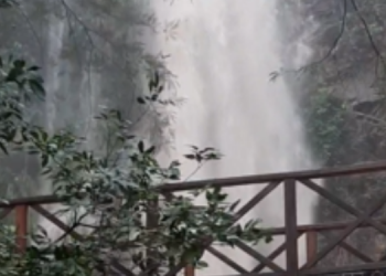 Cabeça d´água pega banhistas de surpresa na Cachoeira do Pinga