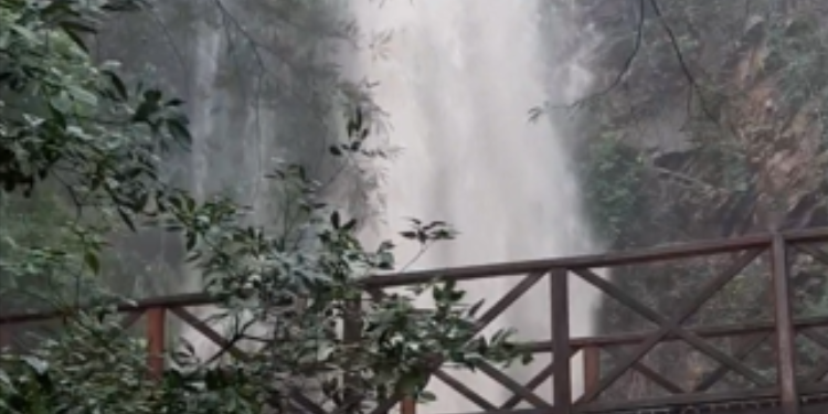 Cabeça d´água pega banhistas de surpresa na Cachoeira do Pinga