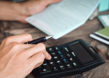 Mulher jovem e com Ensino Médio incompleto é o perfil dos mais endividados em 2022