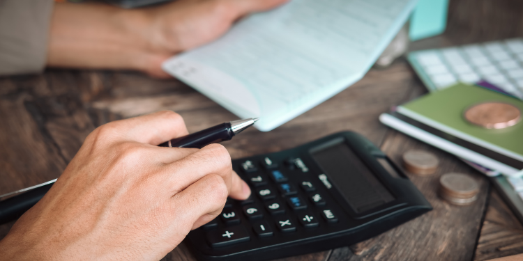 Mulher jovem e com Ensino Médio incompleto é o perfil dos mais endividados em 2022