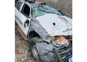 Viatura da polícia capota e deixa três feridos na BR 406