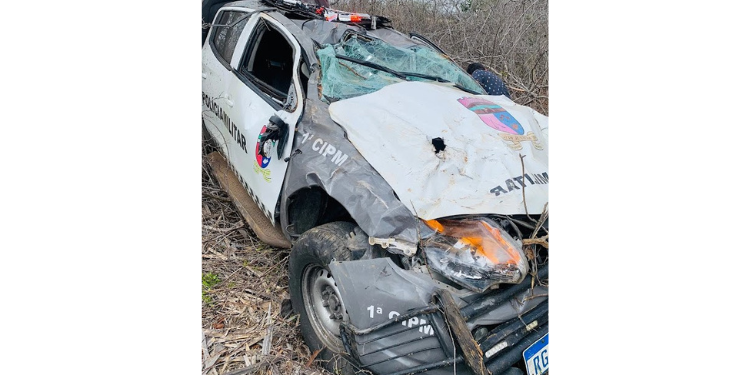 Viatura da polícia capota e deixa três feridos na BR 406