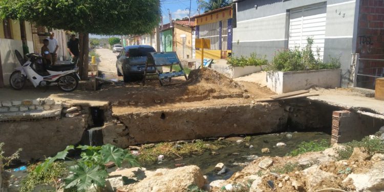 Descaso: Moradores reclamam de buraco no Bairro Santo Antônio