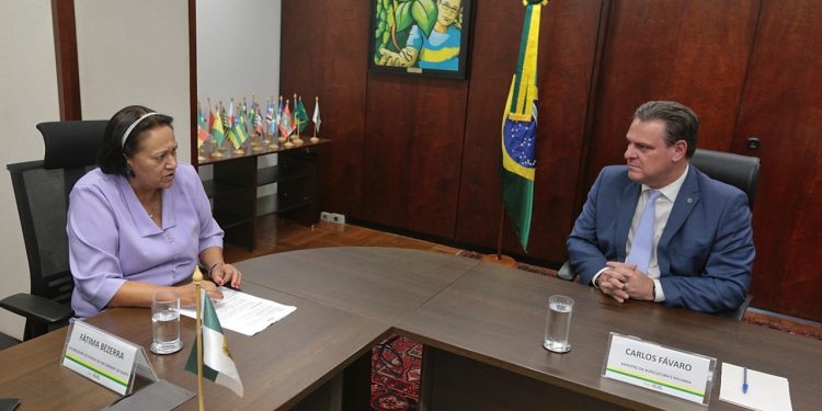 Fátima Bezerra se reúne com Ministro Carlos Fávaro para discutir exportação de frutas do RN