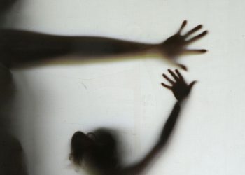 Tornozelado é preso suspeito de pedofilia e homem é preso por violentar mulher e abusar criança de 4 anos