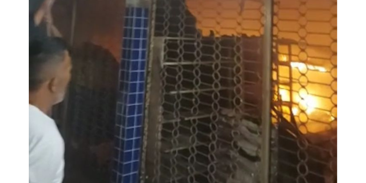 Incêndio destrói depósito de restaurante na Cobal