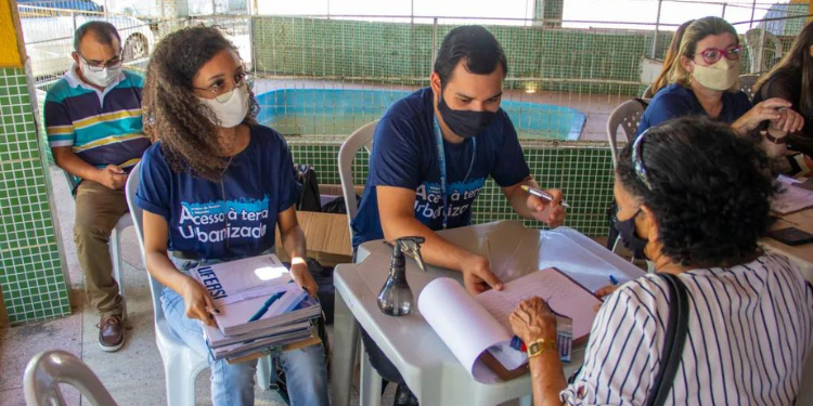 Projeto de regularização realiza cadastro social de moradores do Santa Delmira
