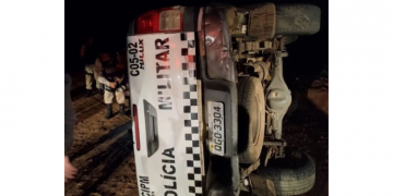 Viatura da PM tomba durante perseguição em Timbaúba dos Batistas