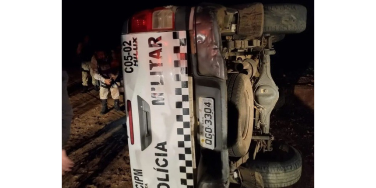 Viatura da PM tomba durante perseguição em Timbaúba dos Batistas