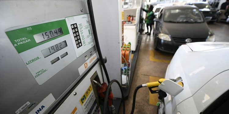 Fazenda anuncia retomada de tributos sobre combustíveis