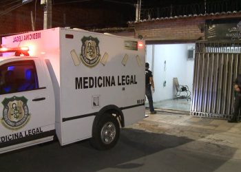 Homem que morava com cabelereira encontrada morta é procurado pelo Justiça
