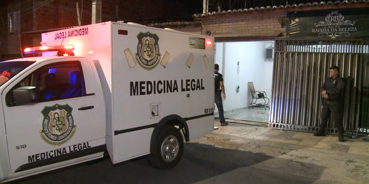 Homem que morava com cabelereira encontrada morta é procurado pelo Justiça