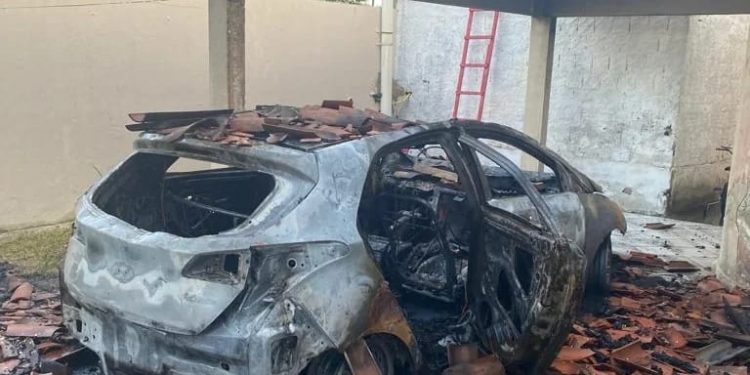Carro pega fogo dentro de casa e destrói garagem