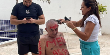 Fabiano Bessa, raspando a cabeça em comemoração a aprovação no curso de medicina.