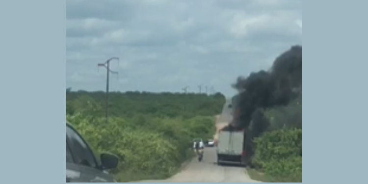 Caminhão pega fogo na RN 117