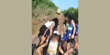 Ônibus escolar atola em estrada e alunos vão à escola caminhando na Zona Rural de Mossoró