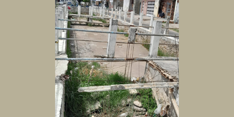 Passarela que desabou no Bairro Bom Jardim segue sem reparo