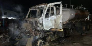 Caminhão-pipa pega fogo em Paraú