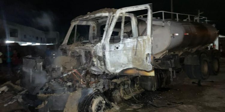 Caminhão-pipa pega fogo em Paraú