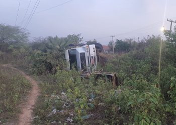 Carreta tomba na RN 015, no final da tarde desta sexta-feira (17)